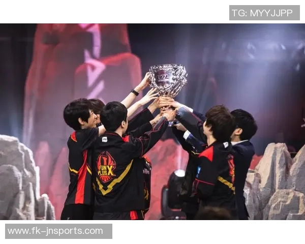 LPL和LCK说明台被曝光，两边距离显着，一边满桌材料一边空空如也