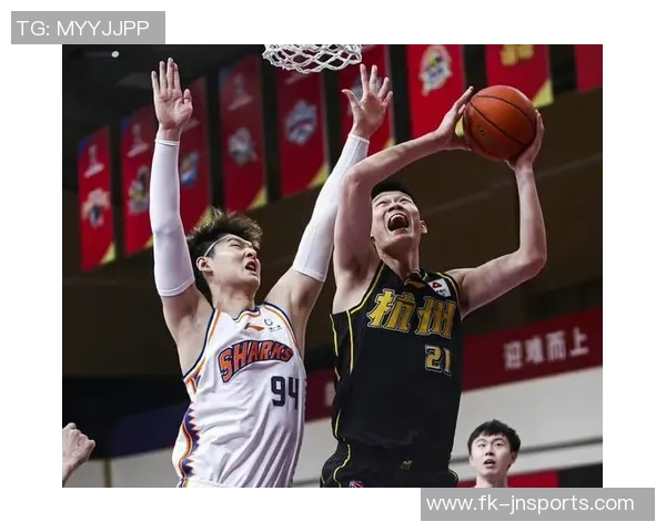 狂轰29+9+7! 广东三巨子迸发,徐杰8+3+5激活豪阵,伤退埋下危险 狂轰29+9+7! 广东三巨子迸发,徐杰8+3+5激活豪阵,伤退埋下危险